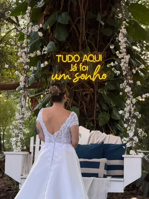 Balanço decorado com flores, cantinho dos noivos