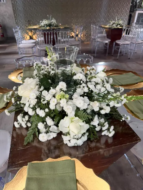 Centro de mesa com flores brancas e velas