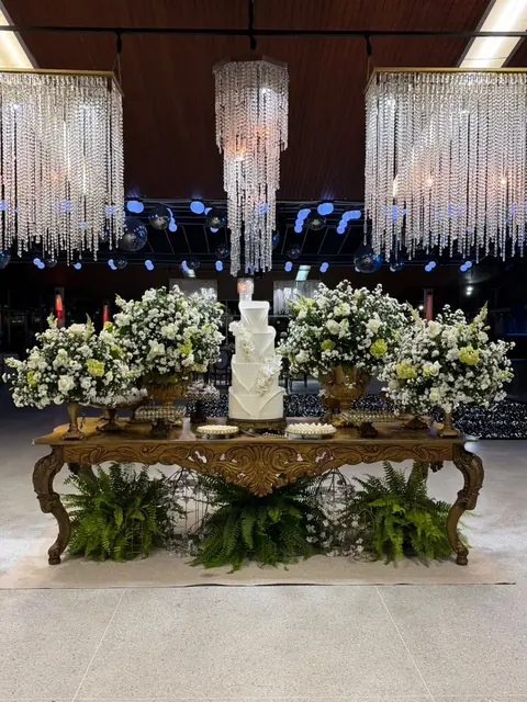 Mesa do bolo com cristais e flores