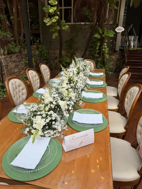 Mesa da família decorada com flores e louças para a recepção