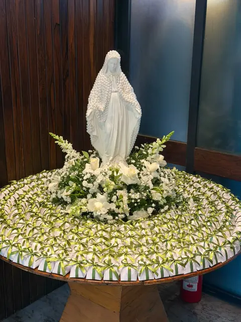 Mesa de lembranças para convidados com decoração floral