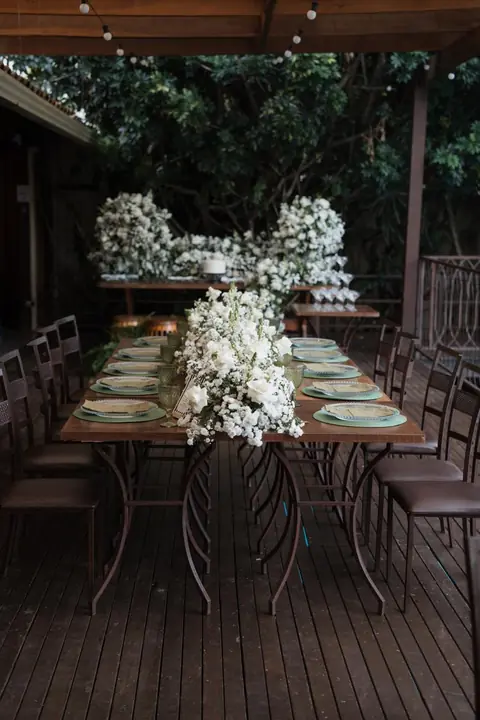 Mesa rústica decorada com flores para festa